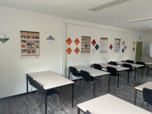 ADR-Schulungsraum mit Gefahrgutkennzeichnungen am Campus Logistik